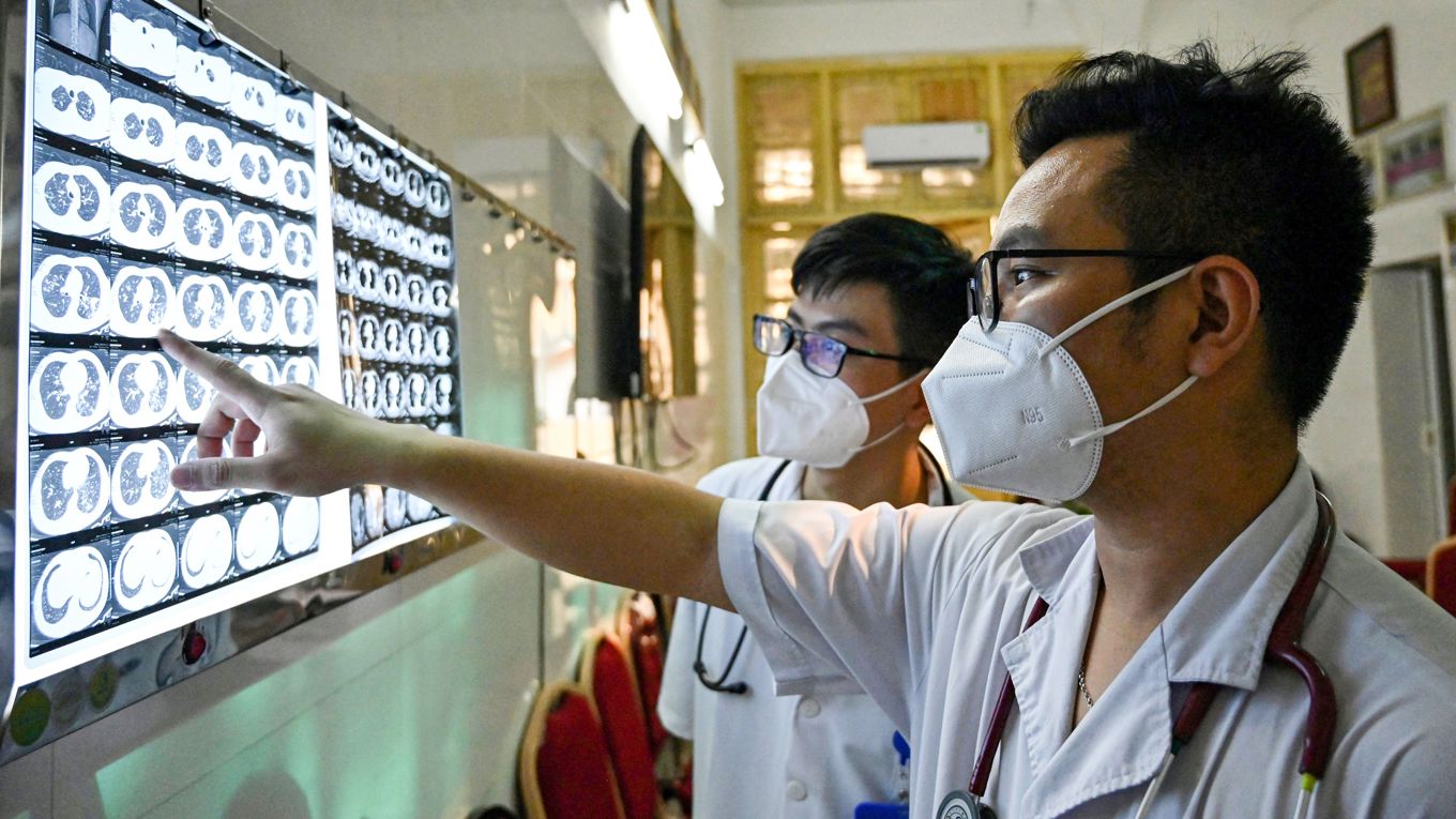 Läkare studerar röntgenplåtar från patienter med läkemedelsresistent tuberkulos på ett lungsjukhus i Hanoi, Vietnam. Foto: Nhac Nguyen/AFP via Getty Images