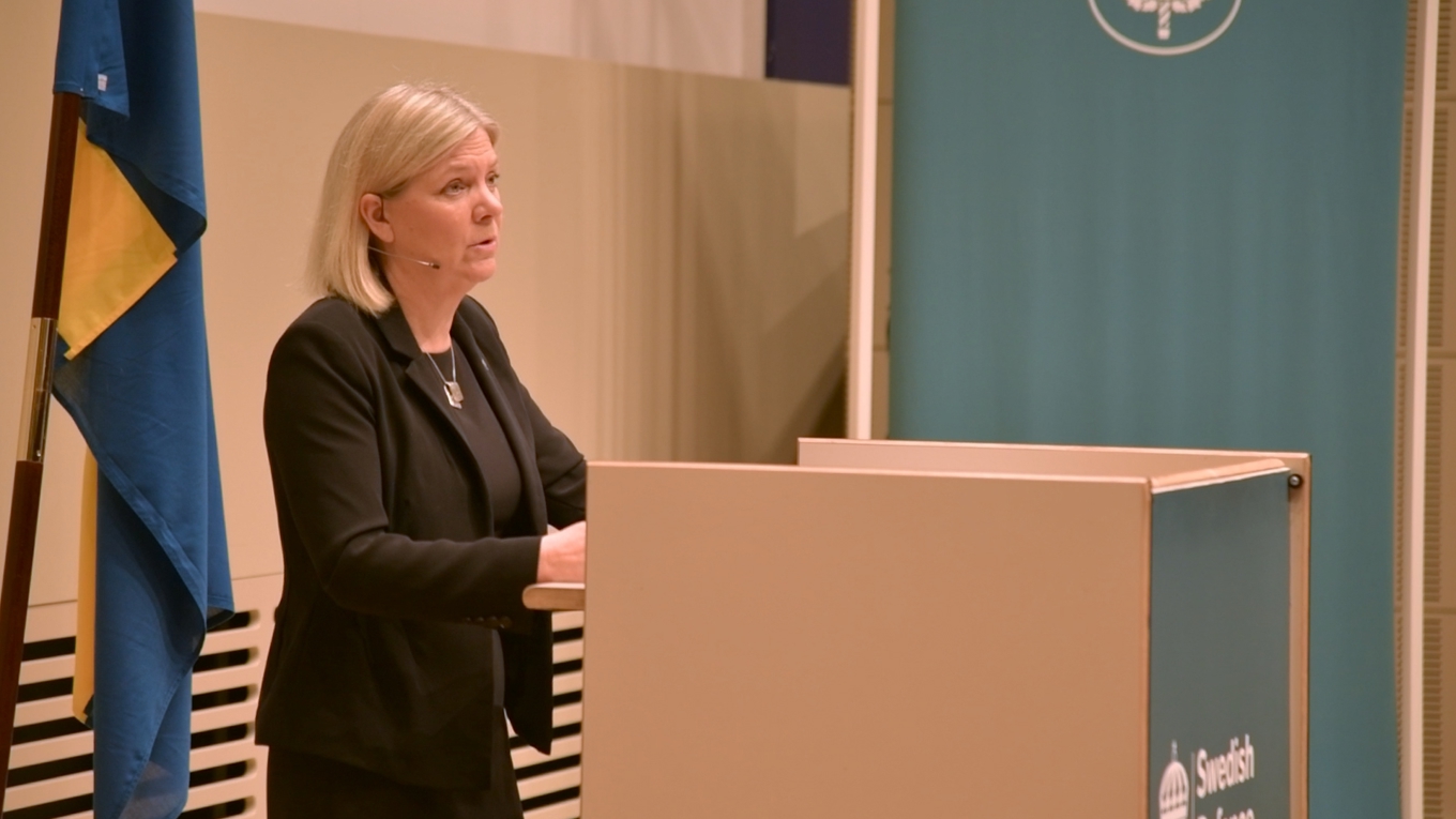 Magdalena Andersson (S) presenterar Socialdemokraternas förslag om en 50-årig försvarsplanering som ska omfatta militärt och civilt försvar samt konfliktförebyggande arbete. Foto: Adam Strand.