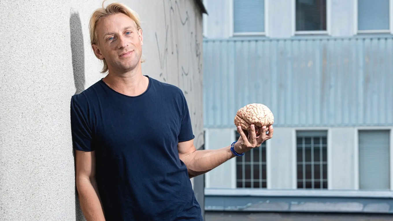 Psykiatrikern Anders Hansen är imponerad av de kända profilerna som är med i programmet. Foto: Magnus Liam Karlsson/SVT/Pressbild