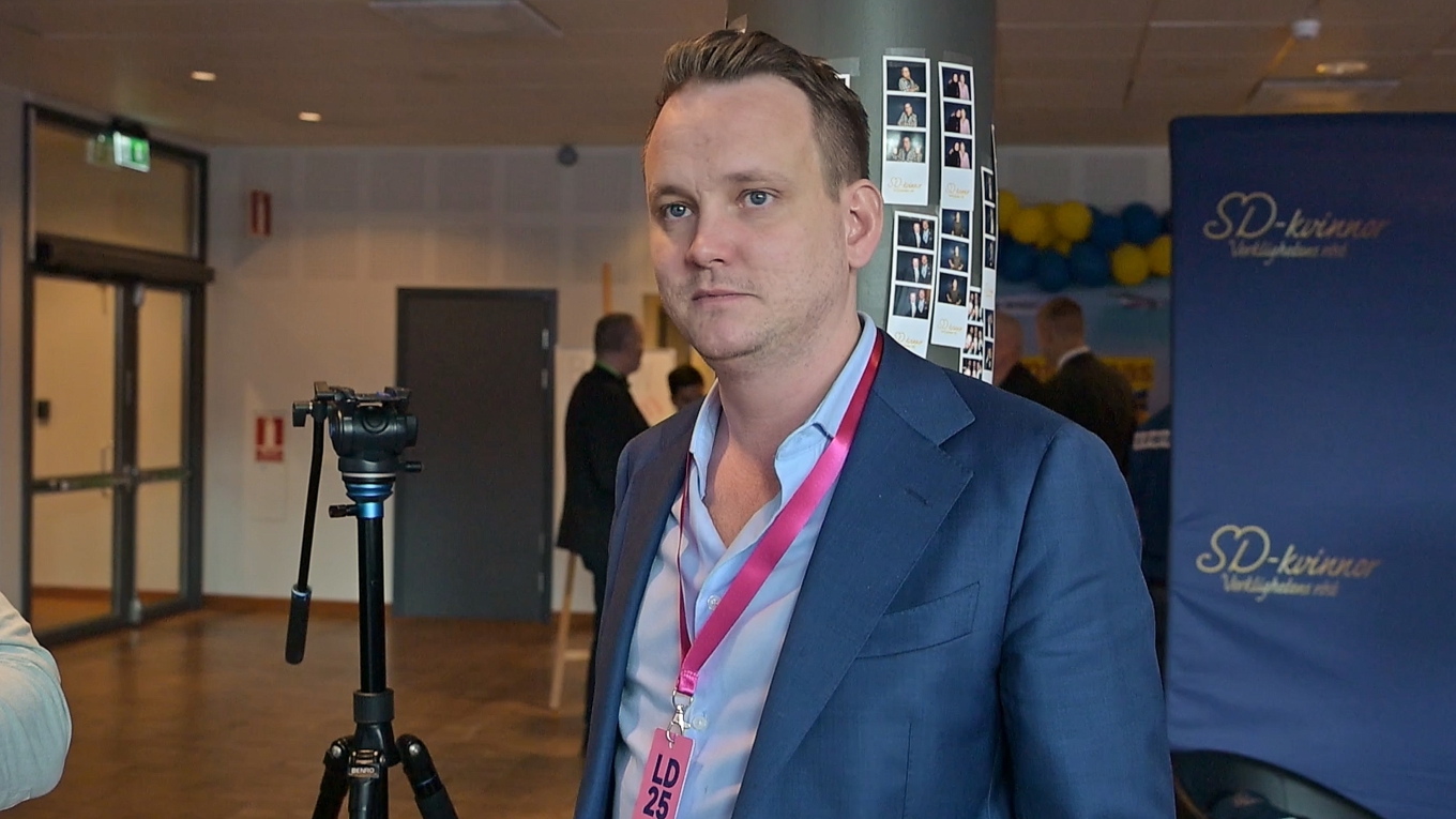 Philip Syrén, Slöseriombudsmannen från Skattebetalarna, på Sverigedemokraternas landsdagar i Örebro där han möter politiker för att tala om skatteslöseri och effektivitet i offentlig sektor. Foto: Roger Sahlström.