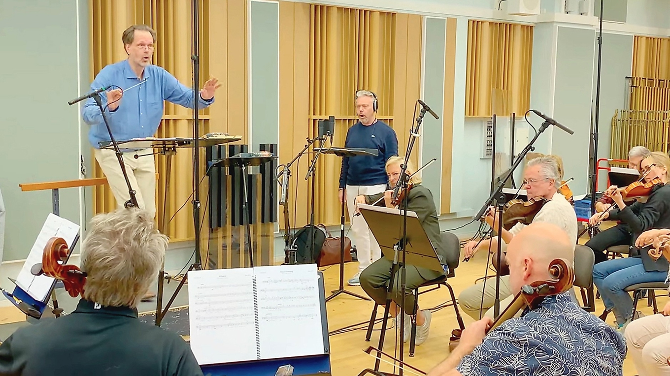 Dirigenten Patrik Ringborg och Göteborgsoperans orkester med Karl-Magnus Fredriksson som solist under pågående inspelning. Foto: dB Productions