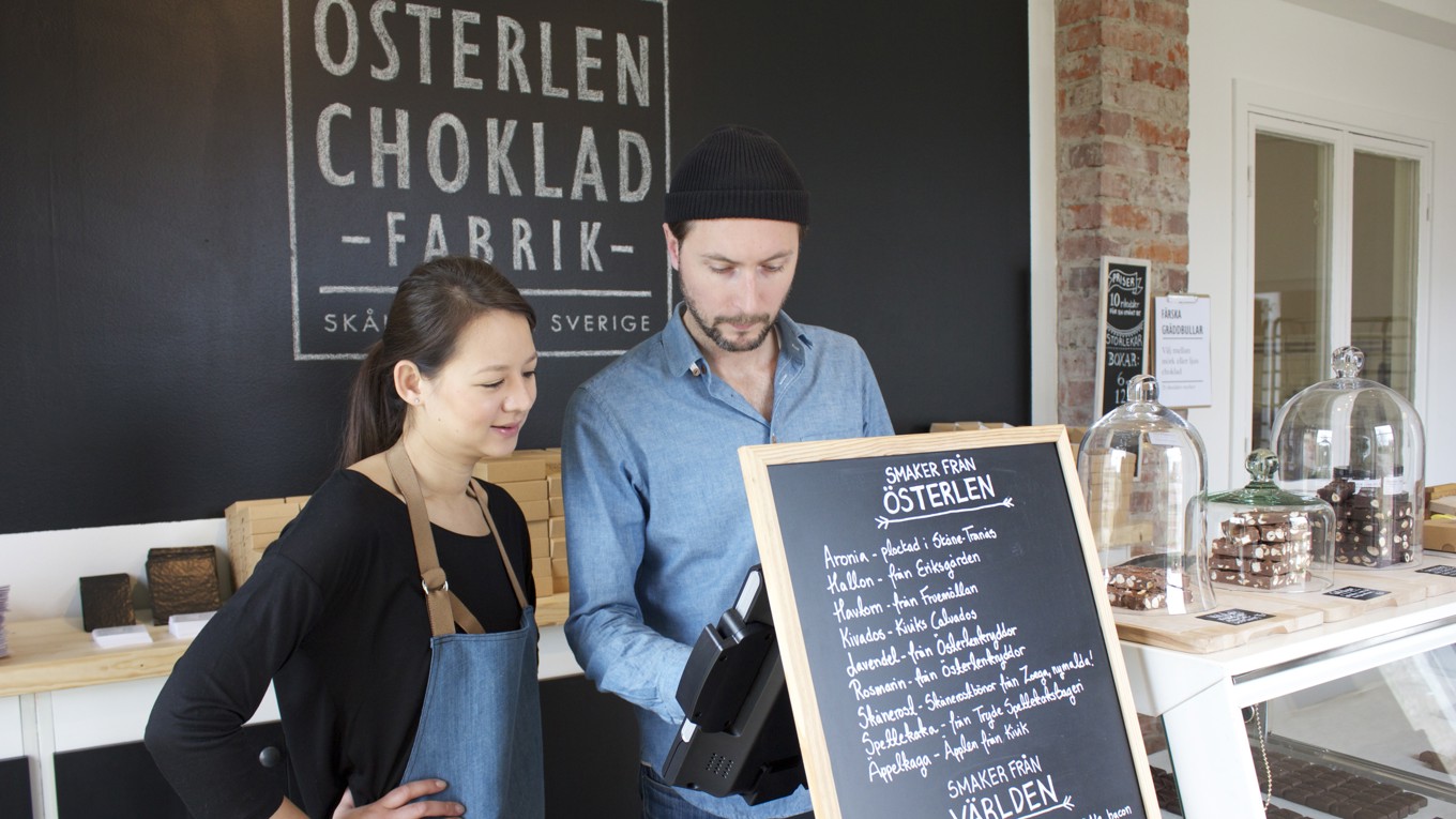 Företaget Österlenchoklad ligger i Skåne-Tranås. Det drivs av Ulrika och Fredrik Bergenkrans som gör choklad från böna till färdig produkt. Foto: Svensk kakao