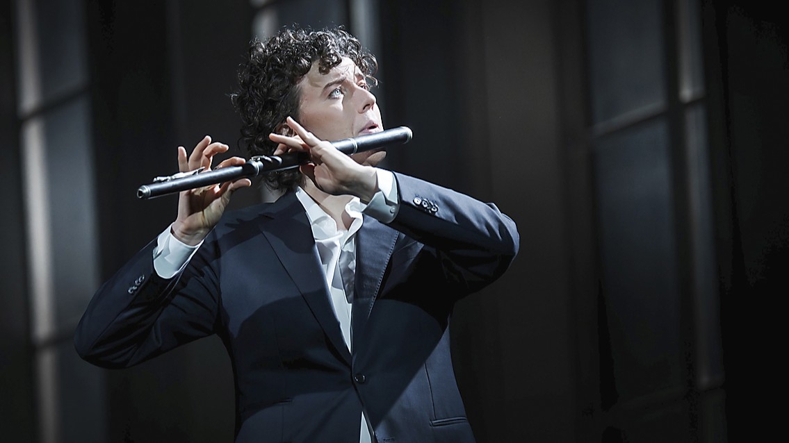 Jonatan Koppel gestaltar Tamino, som på sitt äventyr skyddas av en gyllene magisk flöjt. ”Trollflöjten” handlar om kampen mellan gott och ont. Foto: Markus Gårder/Kungliga Operan