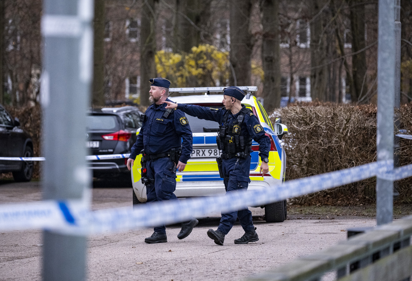 Polis på plats på en skola i Helsingborg på fredagen efter en misstänkt knivskärning. Foto: Johan Nilsson / TT