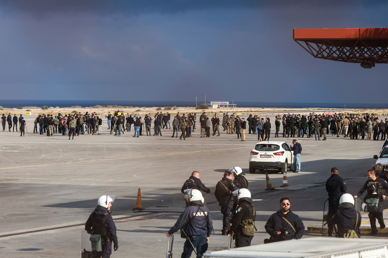 Lantbrukare stoppar trafiken på flygplatsen i Heraklion på måndagen. Foto: Eurokinissi/AP/TT
