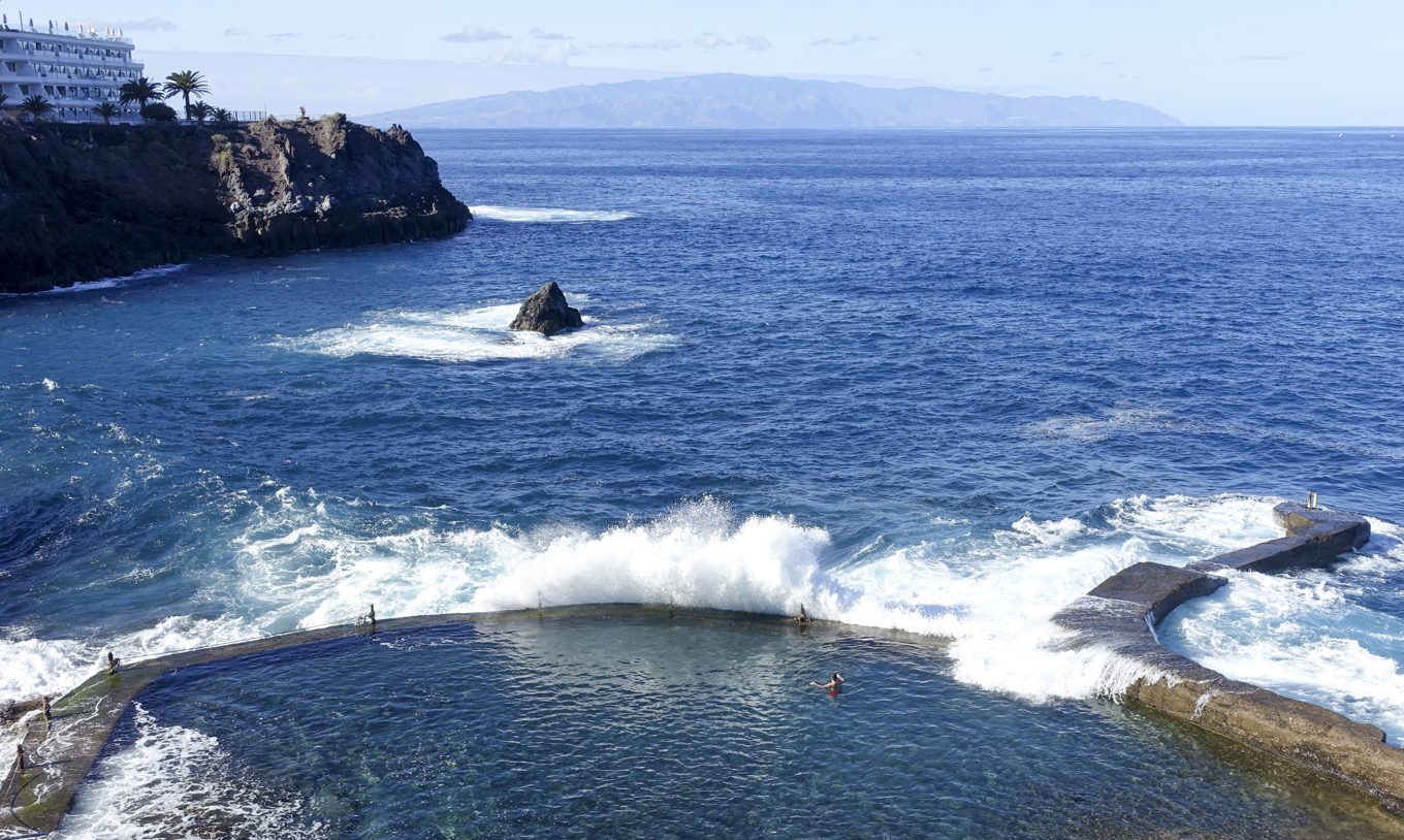 Dödsfallen inträffade vid havsbassängen på bilden, i Los Gigantes på Teneriffas västkust. Arkivbild. Foto: Marianne Løvland/NTB/TT