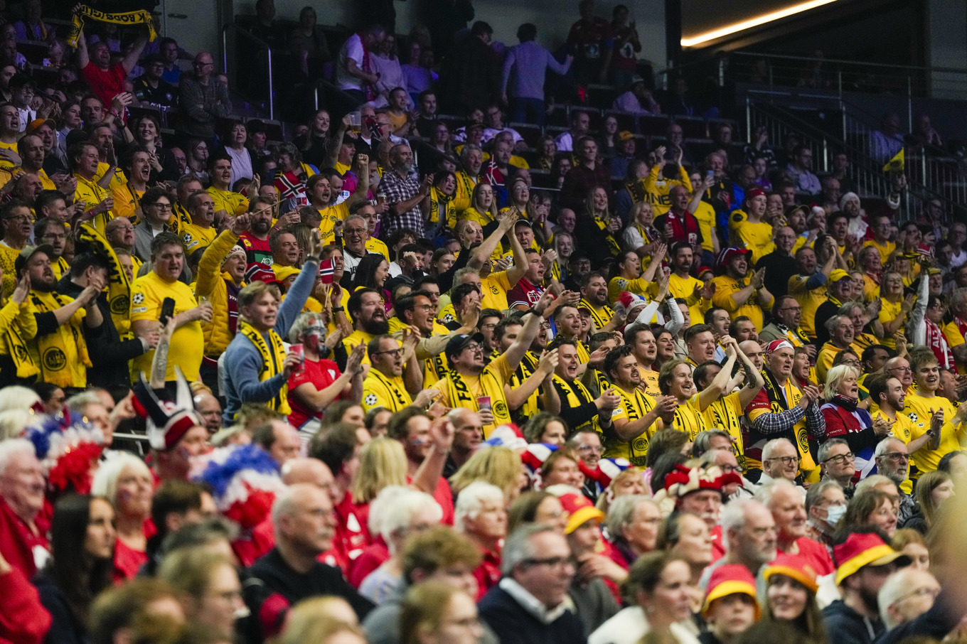 Bodø/Glimt-supportrar stöttade de norska handbollsdamerna i kvartsfinalen mot Montenegro i handbolls-VM. Foto: Beate Oma Dahle/NTB/TT