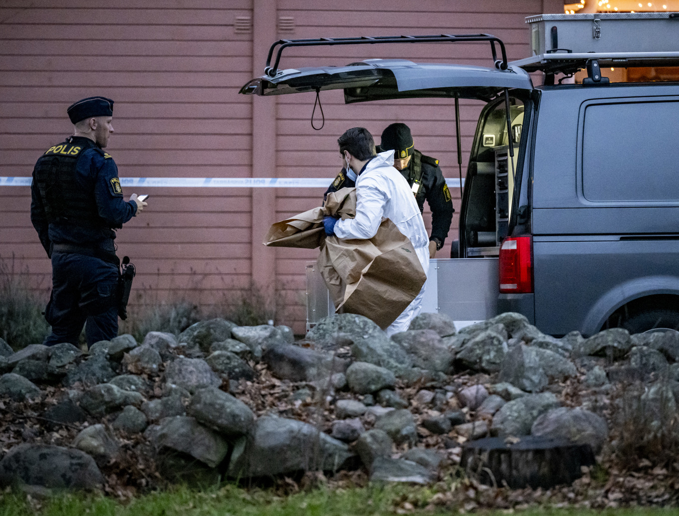Polis och kriminaltekniker undersöker brottsplatsen i ett bostadsområde i Hörby. Foto: Johan Nilsson/TT