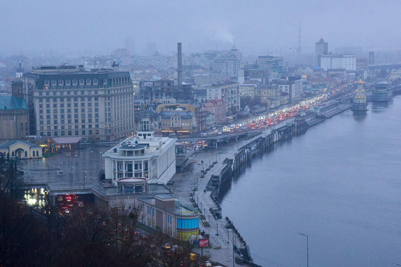 I perioder är det bara bilarnas lyktor som lyser i Ukrainas huvudstad Kiev på grund av mörkläggningen. Här en bild från den 3 december. Foto: Efrem Lukatsky/AP/TT