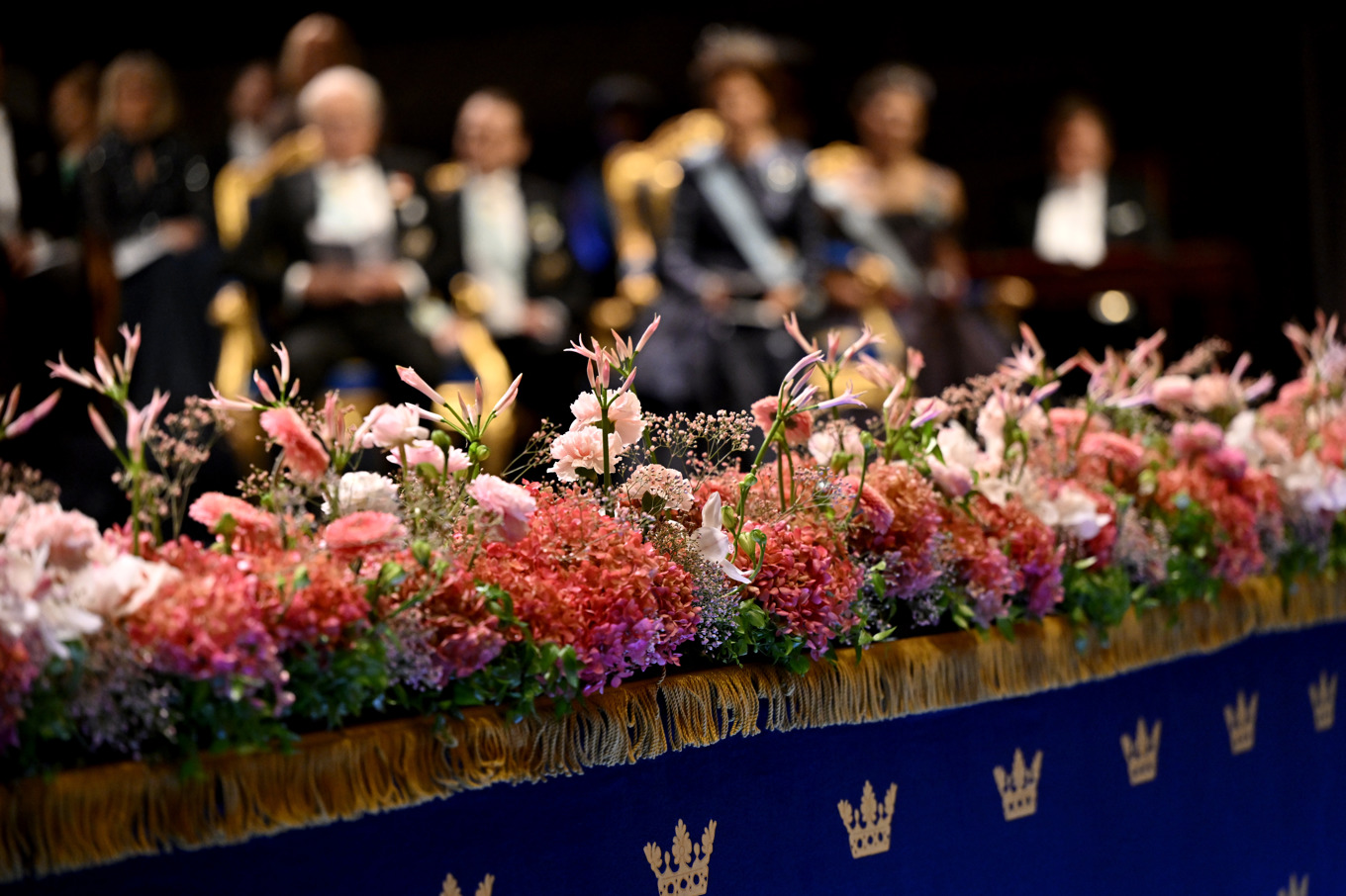 Klockan 16 inleds prisceremonin som är startskottet för festligheterna. På bilden syns blomsterarrangemang från 2024. Foto: Henrik Montgomery/TT