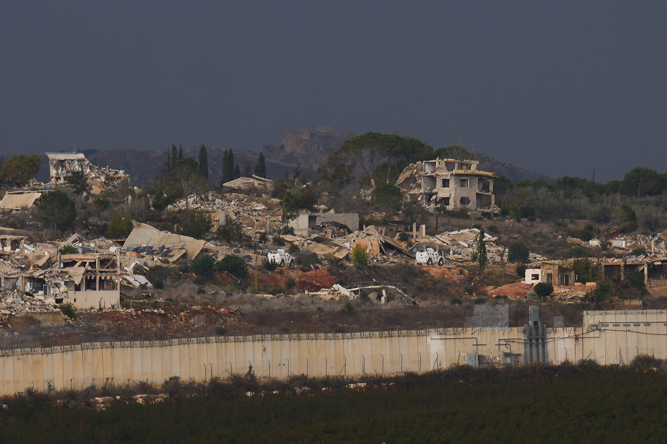 Förstörda byggnader i södra Libanon, efter tidigare israeliska offensiver mot shiamilisen Hizbollah. Arkivbild från slutet av november. Foto: Ariel Schalit/AP/TT