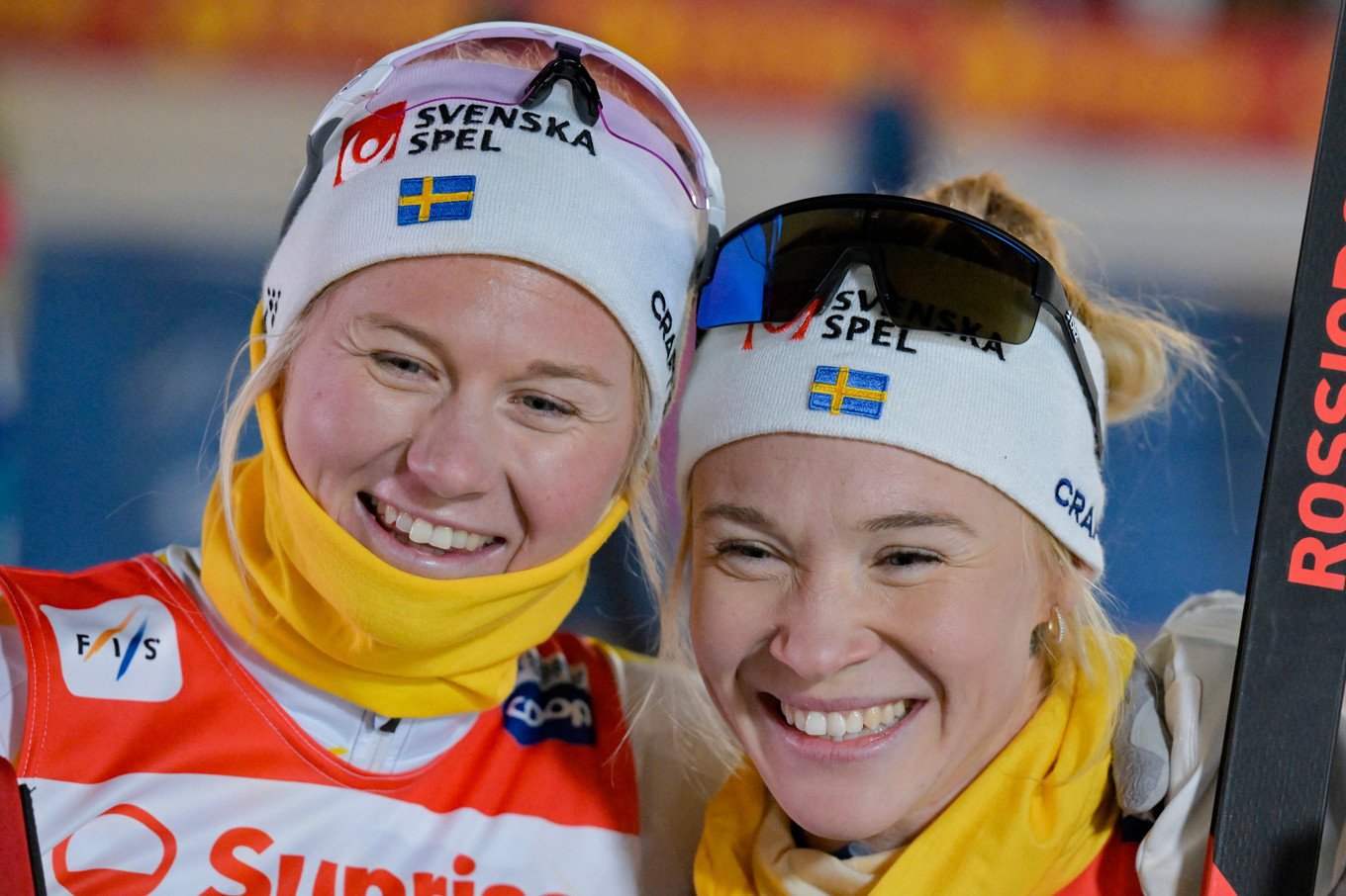 Maja Dahlqvist och Jonna Sundling vinner lagsprint i skidor i världscuptävlingen i Davos. Foto: Gian Ehrenzeller/AP/TT