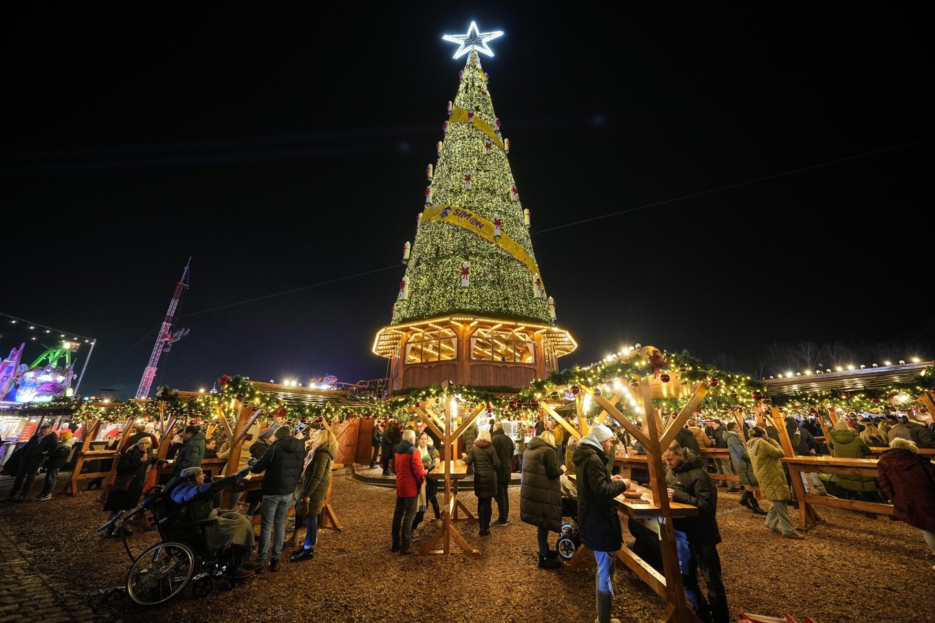 Fem män har gripits misstänkta för att ha planerat ett terrordåd mot en julmarknad i Tyskland. Julmarknaden på bilden är från ett tidigare år och har inget med fallet att göra. Foto: Martin Meissner/AP/TT