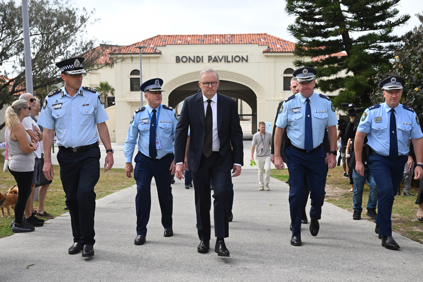 Australiens premiärminister Anthony Albanese vid Bondi Beach efter söndagens terrordåd. Foto: Dean Lewins/AAP Image via AP/TT