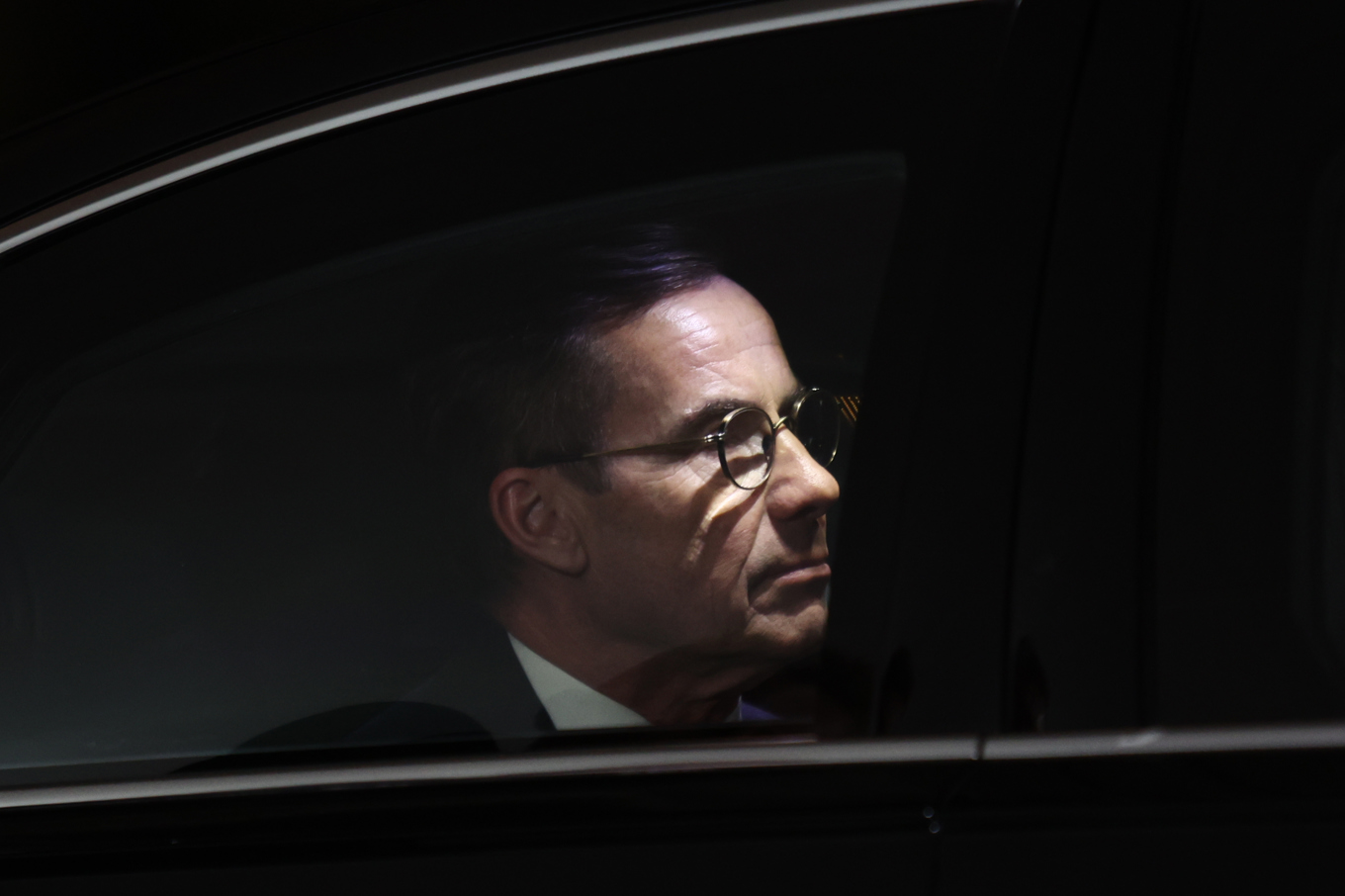 Ulf Kristersson på väg till måndagskvällens middagsmöte. Foto: Maryam Majd/AP/TT