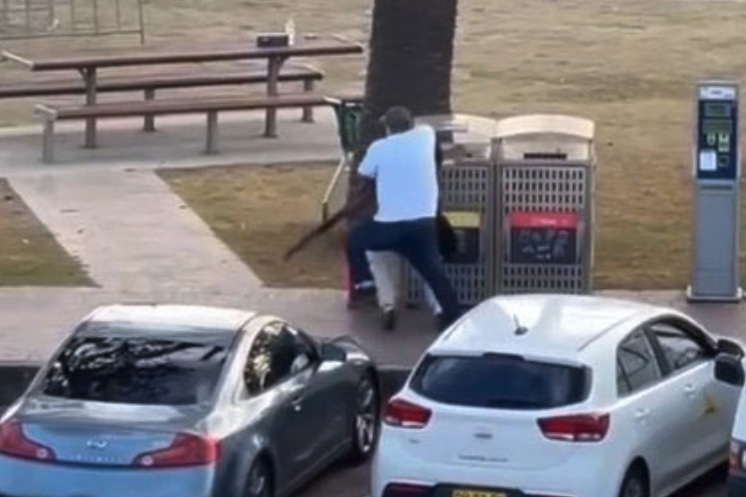 En 43-årig grönsakshandlare hyllas som hjälte efter att han hoppat på och avväpnat en av skyttarna vid Bondi Beach. Bilden är en skärmdump tagen från en filmsekvens. Foto: Skjermbilde/NTB/TT