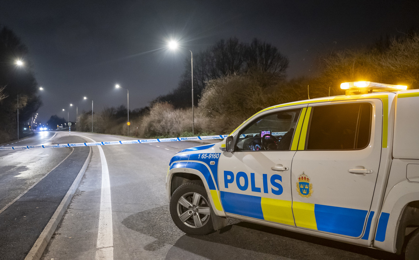 Polis på plats i Oxie i Malmö efter att en man hittats med skottskador i ett fordon i stadsdelen Hindby i Malmö natten till lördagen. Foto: Johan Nilsson/TT