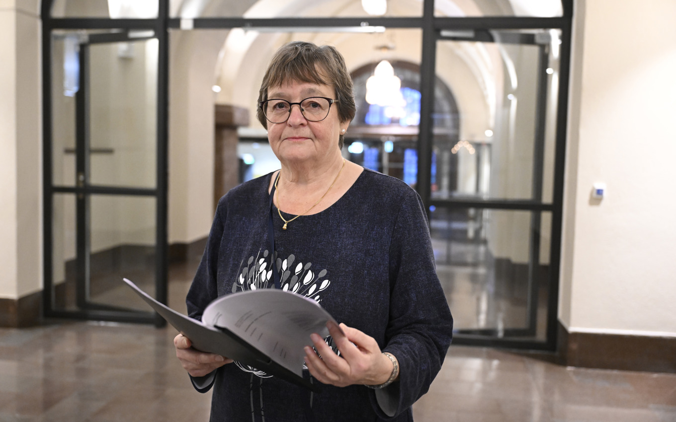 Ulla-Lena Lindqvist stämmer staten med hjälp av Centrum för rättvisa. Stämningen lämnas in vid Stockholms tingsrätt på tisdagsförmiddagen. Foto: Jessica Gow/TT