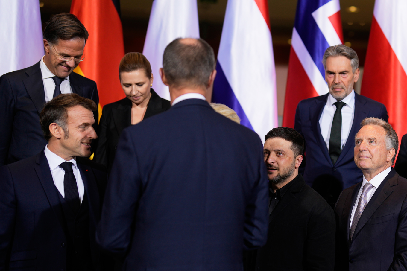 Bland andra Frankrikes president Emmanuel Macron, Danmarks statsminister Mette Frederiksen, Ukrainas president Volodymyr Zelenskyj och USA:s särskilda sändebud Steve Witkoff i Berlin. Foto: Markus Schreiber/AP/TT