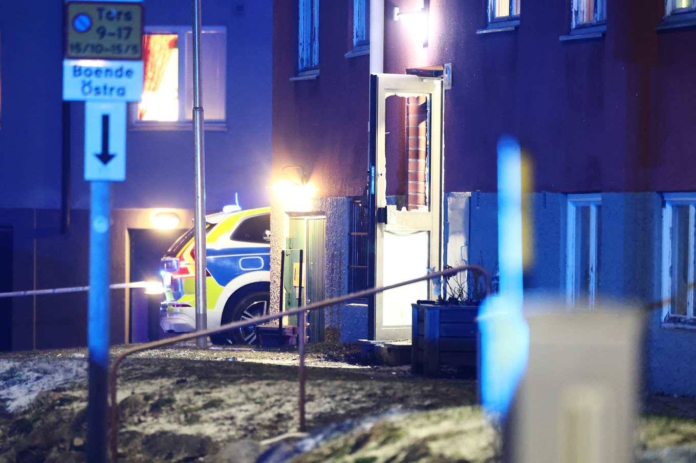 Skador på en port efter en explosion i Södertälje. Foto: Nils Petter Nilsson/TT