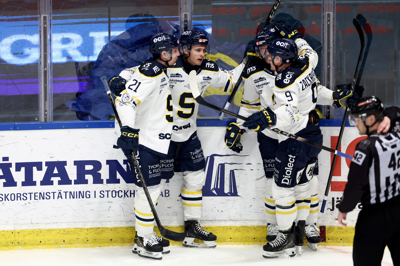 Södertäljes William Wiå (8) jublar och klappas om efter sitt mål i segern över AIK. Foto: Nils Petter Nilsson/TT
