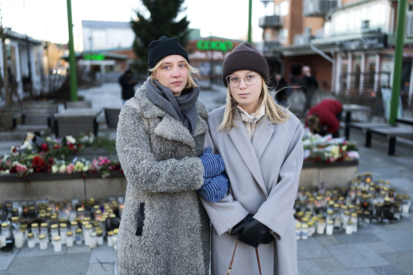 Agnes Osmund och Henrietta Tegler, båda 24 år, har tagit sig från Uppsala till minnesplatsen i Rönninge, sydväst om Stockholm. Foto: Nils Petter Nilsson/TT