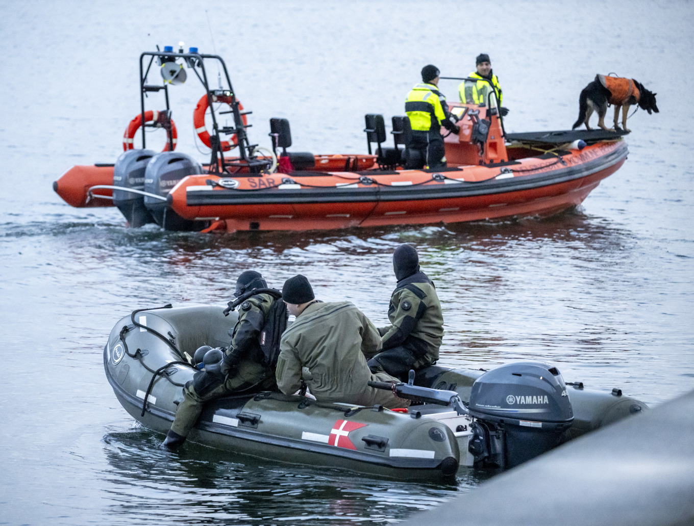En stor sökinsats pågick i Helsingborgs hamn på torsdagen, sedan pojkens jacka hittades i vattnet på onsdagen. Foto: Johan Nilsson/TT