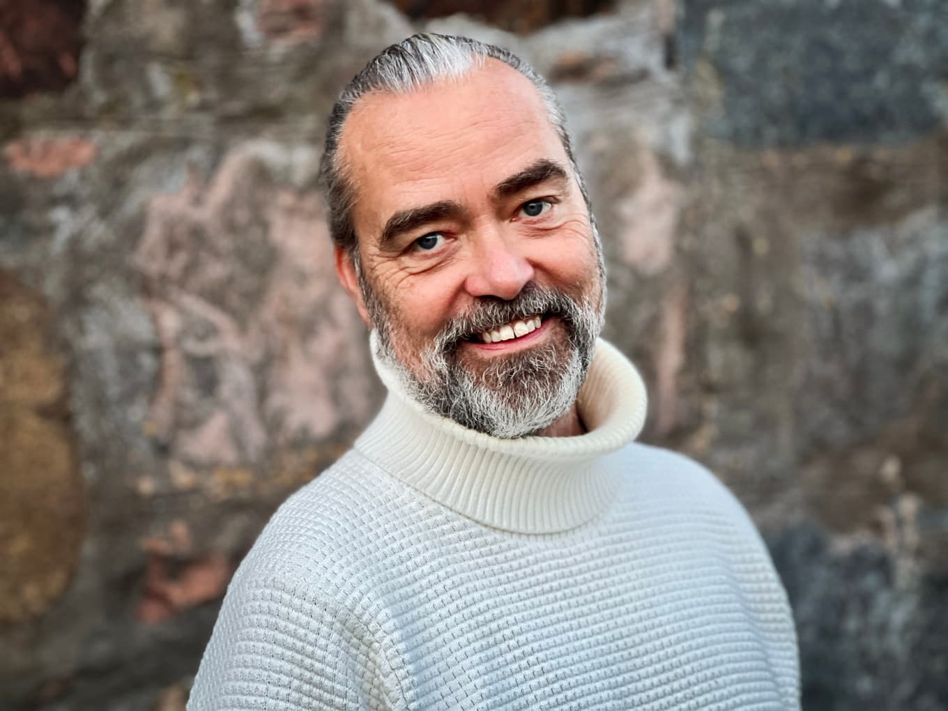 Micke Gunnarsson, prisbelönt föreläsare, har lämnat en tillvaro i överflöd för ett enklare liv närmare naturen. Foto: Privat