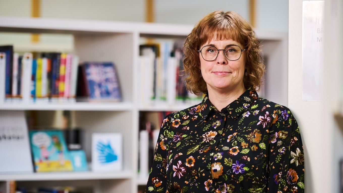 Desirée Stensdotter invigde den första turkosa hyllan 2023, på Piteå Stadsbibliotek. Foto: Maria Fäldt