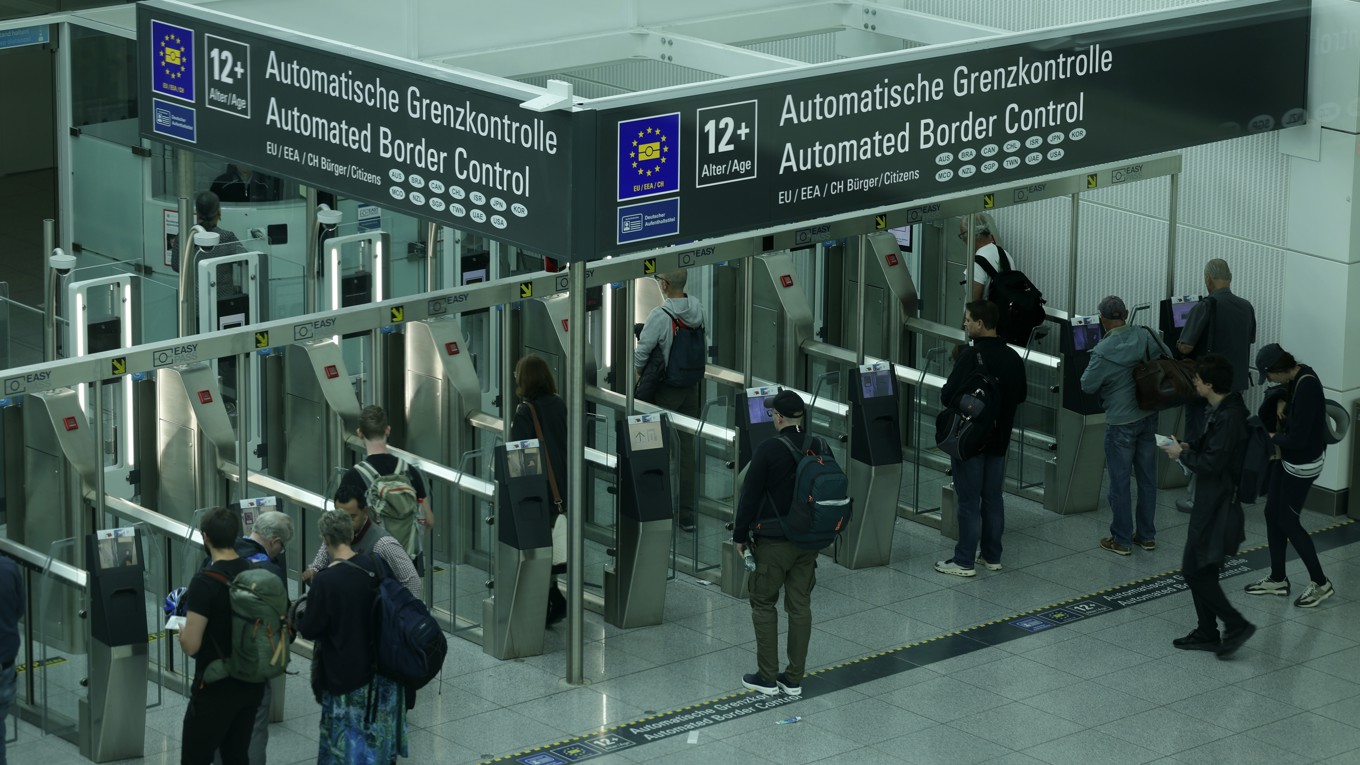 Flygresenärer vid den automatiska gränskontrollen på Münchens flygplats den 4 oktober 2025. Foto: Johannes Simon/Getty Images