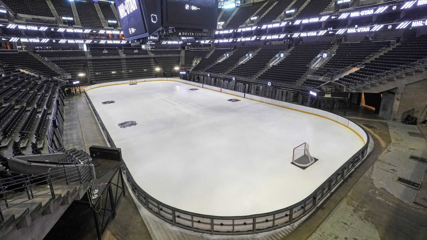 En NHL-rink håller måtten 200x85 fot. OS-rinken blir cirka en meter kortare och tio centimeter bredare. Kommer det att märkas? Foto: Rick Bowmer/AP