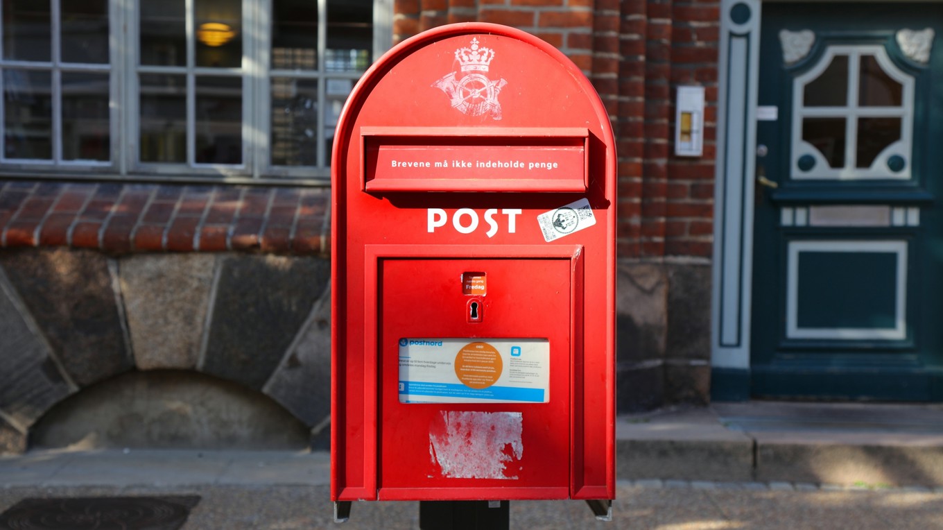 Snart försvinner de klassiska röda brevlådorna i Danmark. Digitaliseringen i landet har gått i rasande fart de senaste åren. Vid årsskiftet slutar Postnord i landet att samla in och skicka brev. Foto: Shutterstock