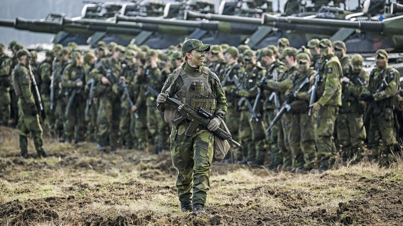 Värnpliktiga soldater framför en rad med stridsfordon utanför Lund. Foto: Johan Nilsson/TT