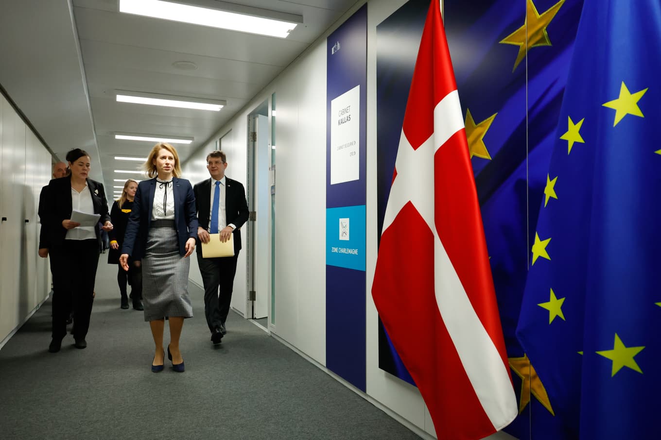 EU:s utrikeschef Kaja Kallas under ett möte med Danmarks försvarsminister Troels Lund Poulsen och Grönlands utrikesminister Vivian Motzfeldt i Bryssel i måndags. Foto: Geert Vanden Wijngaert/AP/TT