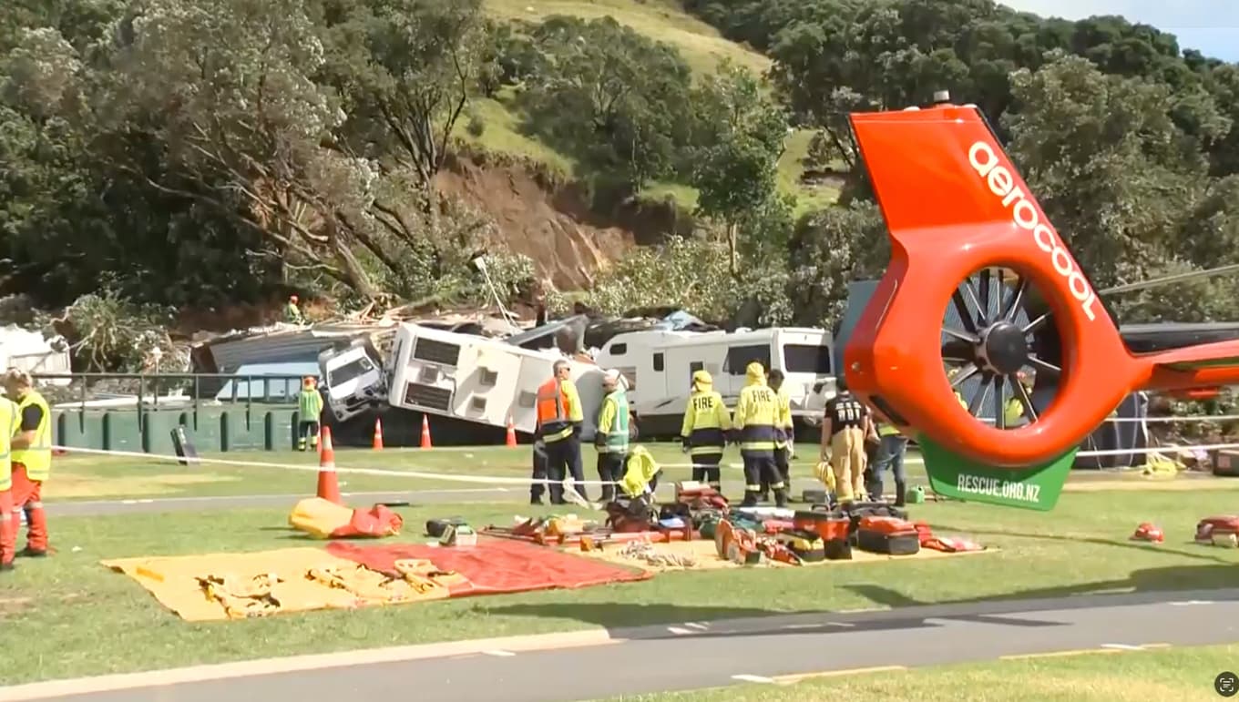 Räddningsinsatsen har pågått sedan i torsdags vid foten av Mount Maunganui. Bilden är tagen ur en video. Foto: AP/TT