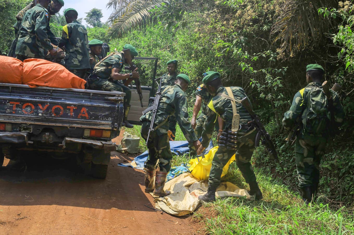 Terrorrörelsen ADF i nordöstra Kongo-Kinshasa har under flera år angripit civila i regionen. Dödsoffer omhändertas av militär från Kongo-Kinshasa. Arkivbild. Foto: Al-hadji Kudra Maliro/AP/TT