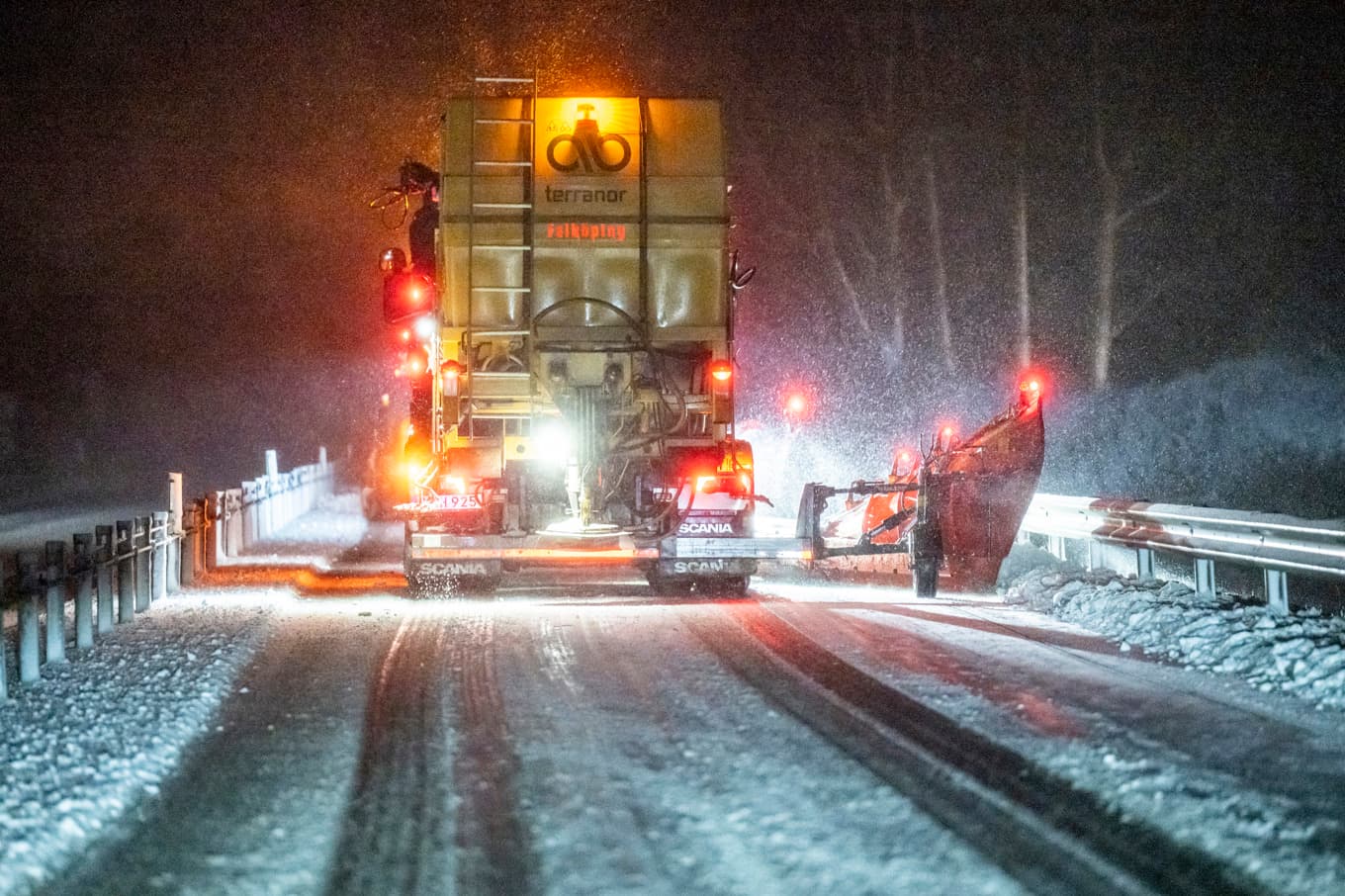 Snöröjning med hjullastare och plogbil på E65 mellan Ystad och Malmö på måndagskvällen. Foto: Johan Nilsson/TT