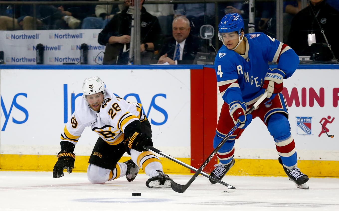 Bostons Elias Lindholm, till vänster, visade fint spel i tisdagsnattens match. Foto: John Munson/AP/TT