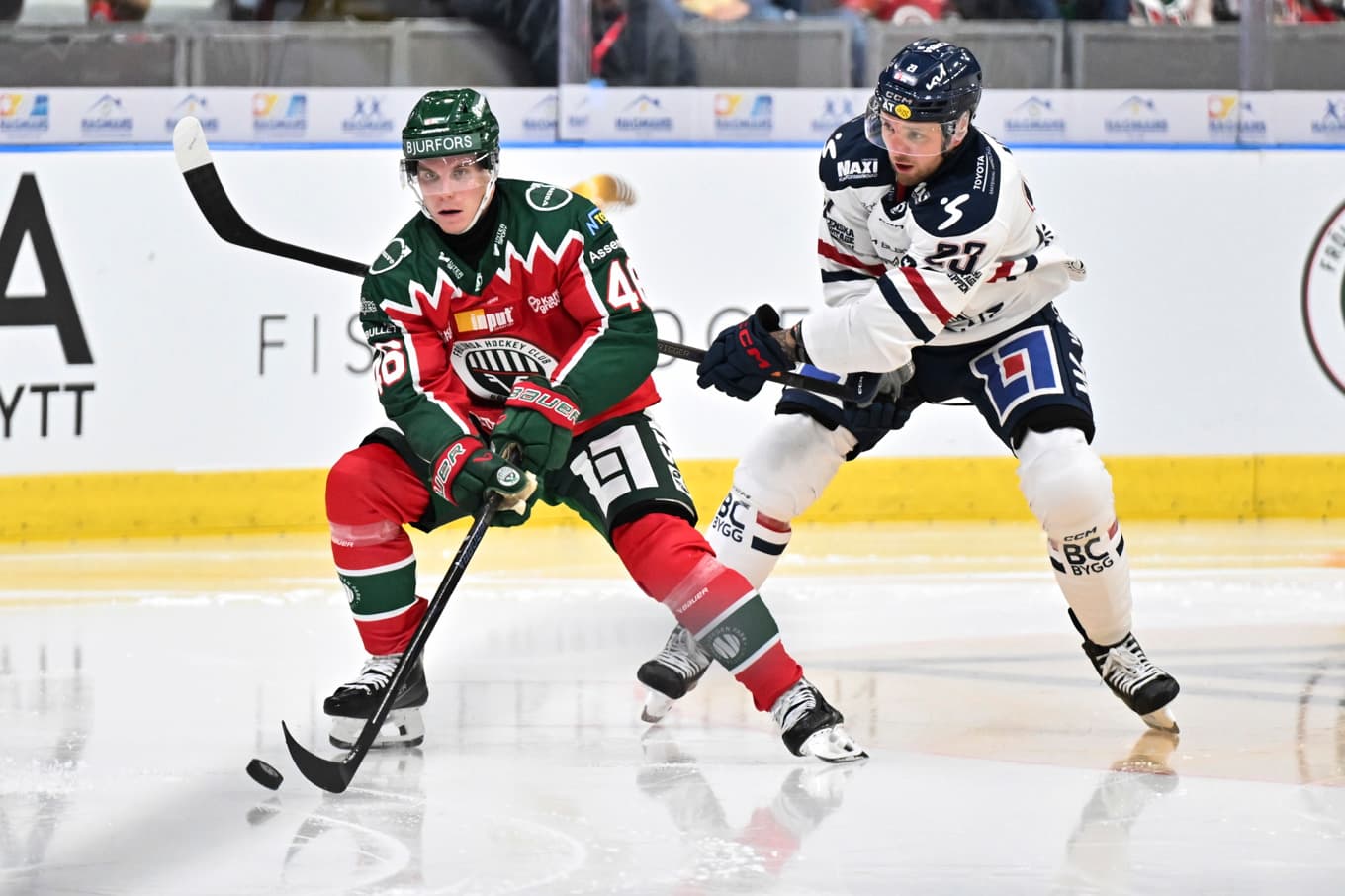Linköping, här med forwardsprofilen Robin Kovacs till höger, sparkar sportchefen efter dåliga resultat. Arkivbild. Foto: Björn Larsson Rosvall/TT