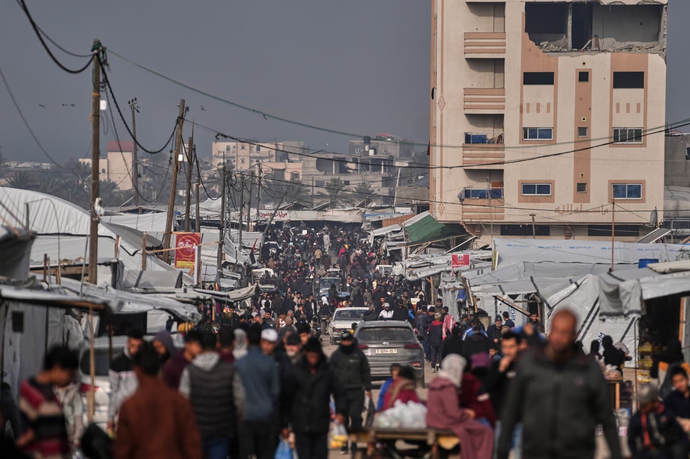 Palestinier promenerar vid en marknad i Khan Yubis. Bilden är tagen 23 januari. Foto: Abdel Kareem Hana /AP/TT