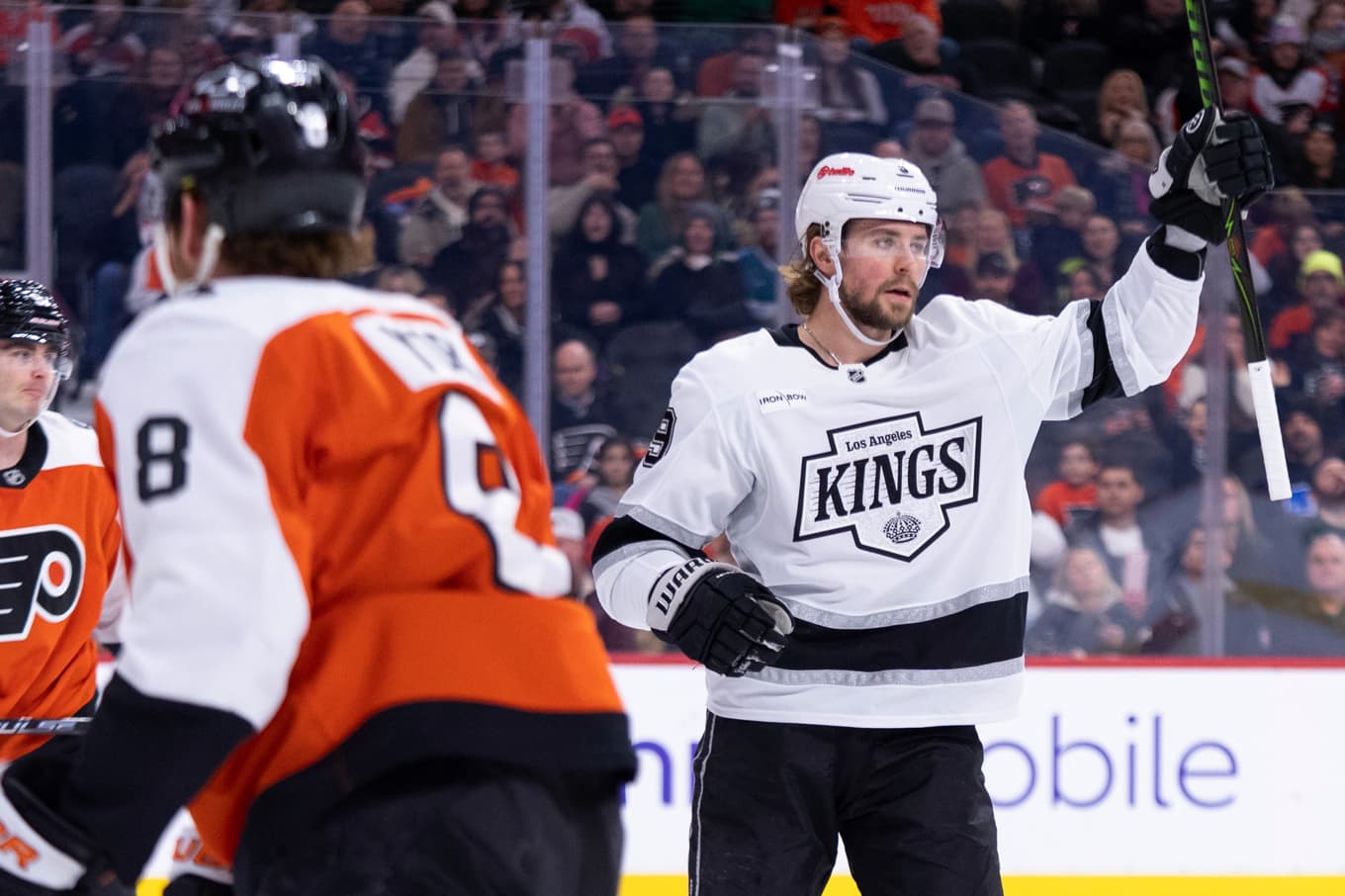 Adrian Kempe jublar efter ett av sina mål mot Philadelphia Flyers. Foto: Chris Szagola/AP/TT