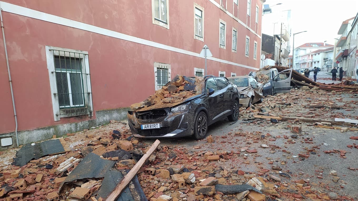 Ett hustak har rasat i stormen Kristins framfart i Figueira da Foz i Portugal. Foto: Jorge Lemos/AP/TT