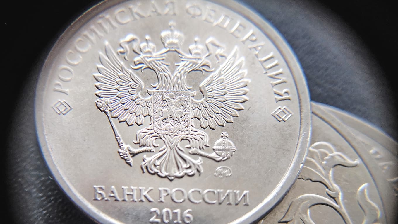 Ryskt femrubelmynt. Den nya kryptovalutan A7A5 är en så kallad stablecoin, men den första i sitt slag som är kopplad till den ryska rubeln och inte till den amerikanska dollarn. Foto: Alexander Nemenov/AFP via Getty Images