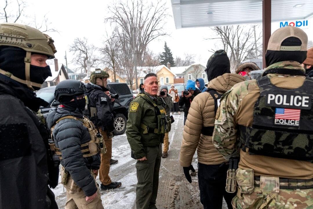 Gränspolisens befälhavare Gregory Bovino (mitten) i Minneapolis. Bovino har nu lämnat sin roll i insatsen i delstaten. Utredningar pågår kring aktivismen mot ICE:s insatser. Foto: Stephen Maturen/Getty Images