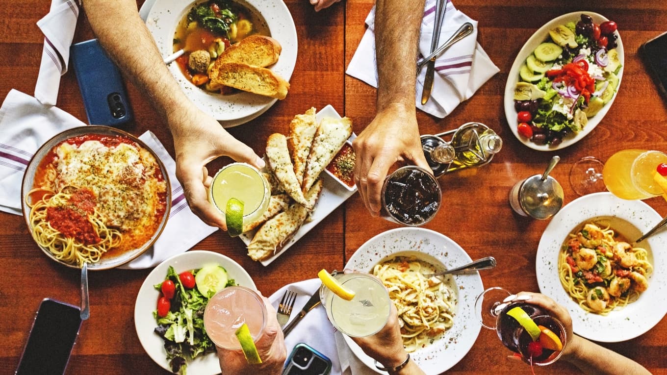 Mat är mer än bränsle. Näringstät mat är i regel vacker att se på, stimulerar aptiten och höjer stämningen runt matbordet. Foto: Shutterstock