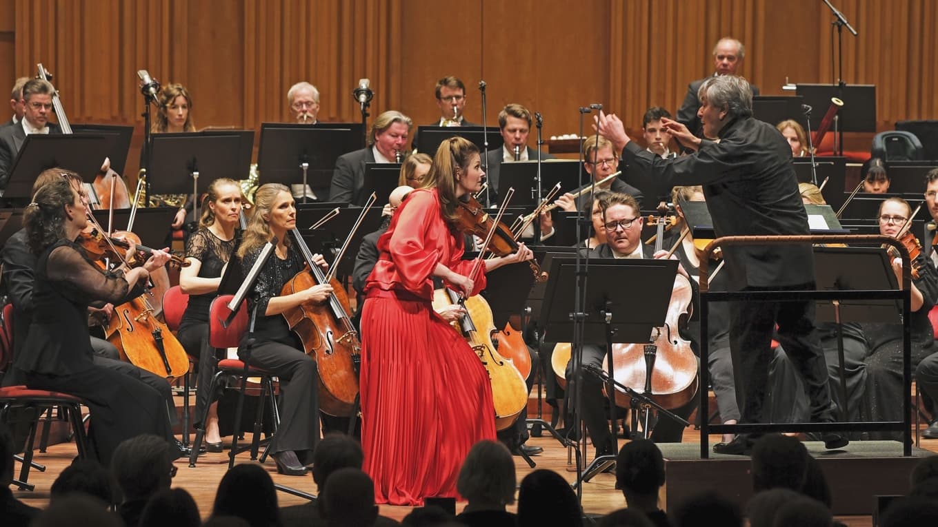 Janine Jansen, Sir Antonio Pappano och Sveriges Radios Symfoniorkester under framförandet av Johannes Brahms violinkonsert. Foto: Arne Hyckenberg/Sveriges Radio
