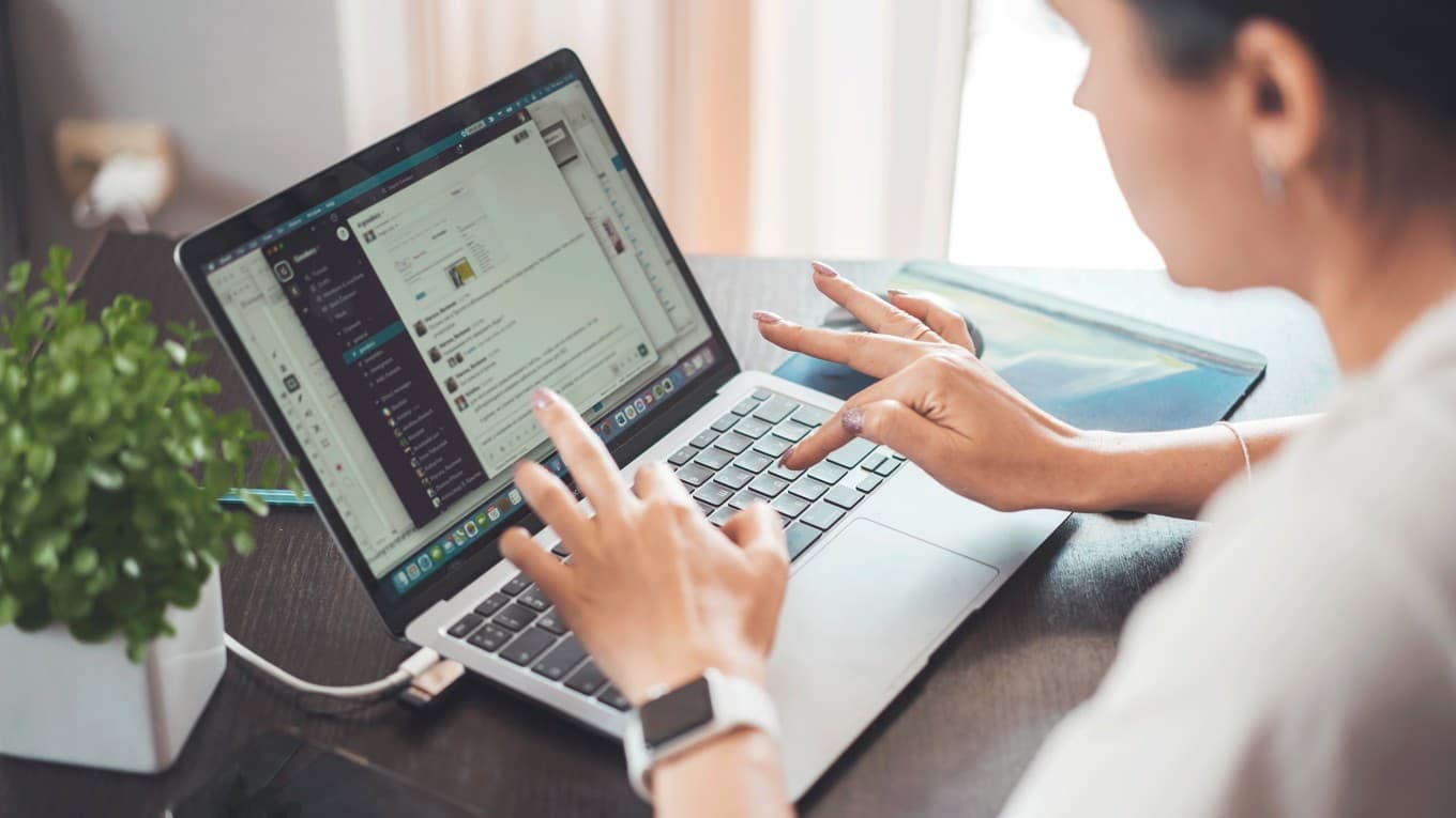 Många kontorsanställda mellan 35 och 49 år jobbar hemifrån någon dag i veckan. Foto: Oleksandr Pidvalnyi