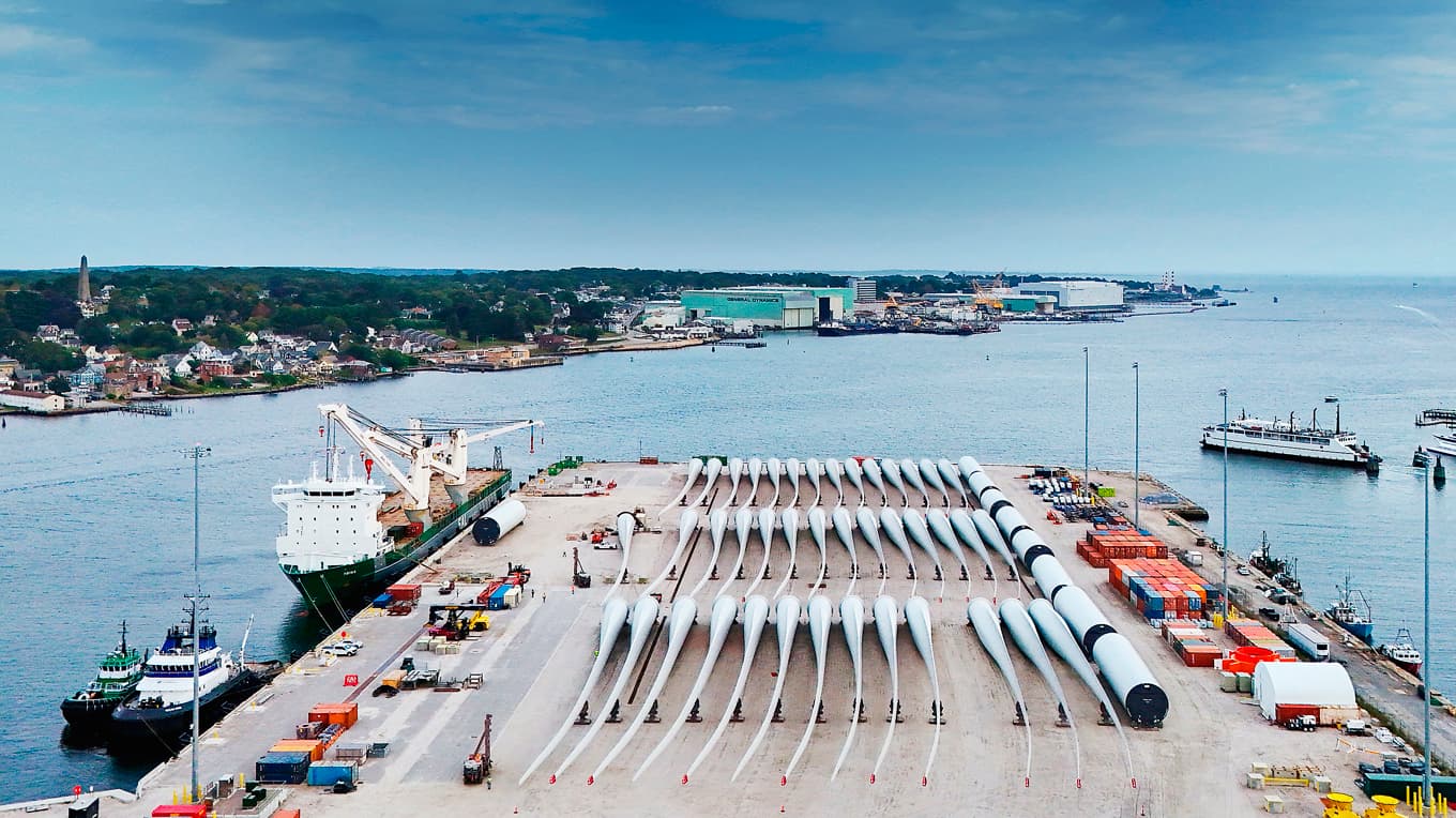 Delar till den pågående byggnationen av en havsbaserad vindkraftspark i Connecticut, den 23 september 2025. Trump-administrationen stoppar många stöd till vindkraft. Foto: Brian Snyder/Reuters