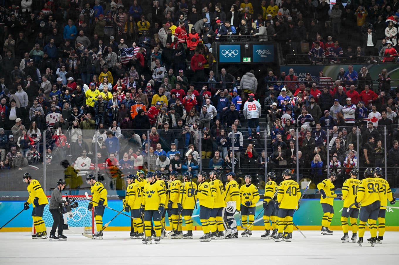 Tre kronor deppar efter förlust i herrarnas kvartsfinal i ishockey. Foto: Jessica Gow/TT