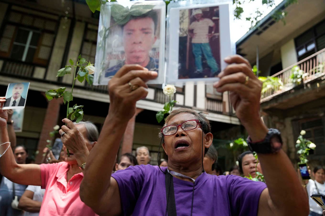 Familjemedlemmar till dödade efter Filippinernas tidigare president Dutertes "krig mot narkotika". Arkivbild från 2025. Foto: Aaron Favila/AP/TT